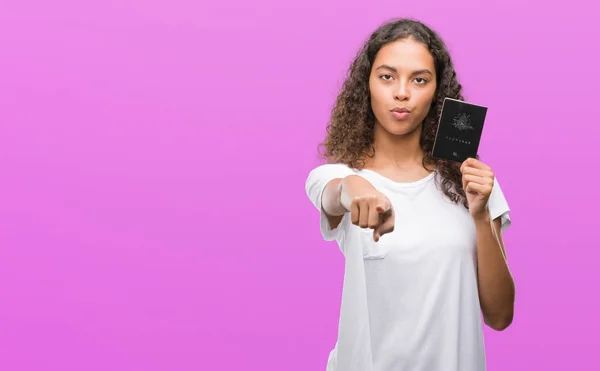 Młoda Kobieta Hiszpanin Gospodarstwa Paszport Australii Wskazując Palcem Aparatu Ciebie — Zdjęcie stockowe