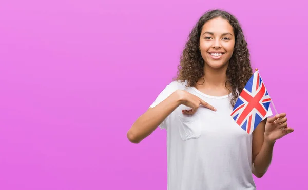Молодая Латиноамериканка Флагом Великобритании Неожиданным Лицом Указывающим Пальцем Себя — стоковое фото