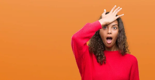 Junge Hispanische Frau Rotem Pullover Überrascht Mit Der Hand Auf — Stockfoto