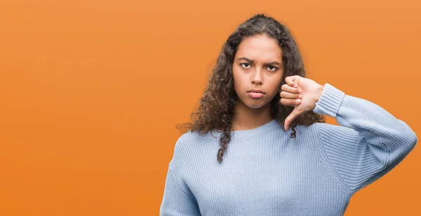 Mooie Jonge Spaanse Vrouw Met Boos Gezicht Minteken Weergegeven Afkeer — Stockfoto