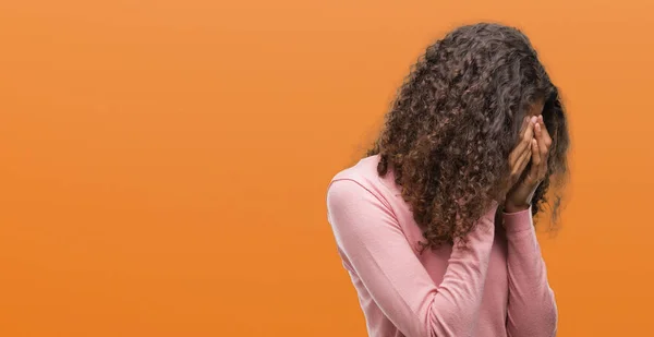 Bella Giovane Donna Ispanica Che Indossa Occhiali Sole Con Espressione — Foto Stock