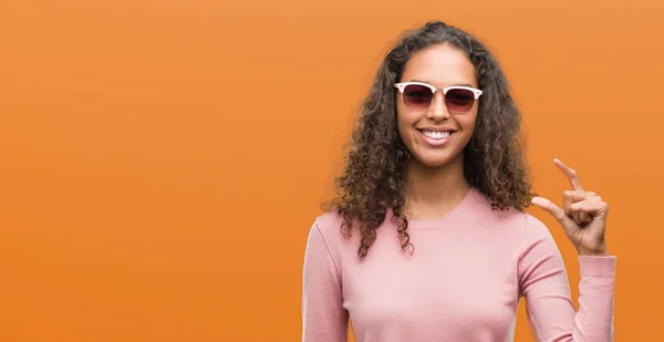 Mulher Hispânica Jovem Bonita Usando Óculos Sol Sorrindo Gestos Confiantes — Fotografia de Stock