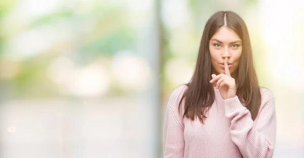 Joven Mujer Hispana Hermosa Usando Suéter Pidiendo Estar Silencio Con —  Fotos de Stock