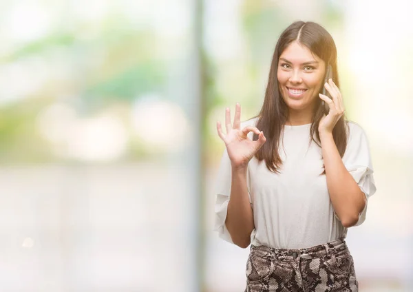 Junge Schöne Hispanische Mit Smartphone Tun Zeichen Mit Den Fingern — Stockfoto
