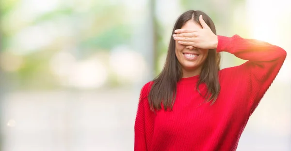 Joven Hermosa Hispana Vistiendo Suéter Rojo Sonriendo Riendo Con Mano —  Fotos de Stock
