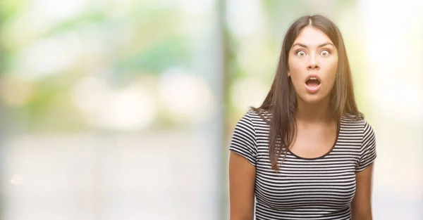 Jonge Mooie Spaanse Vrouw Bang Geschokt Met Verrassing Expressie Angst — Stockfoto