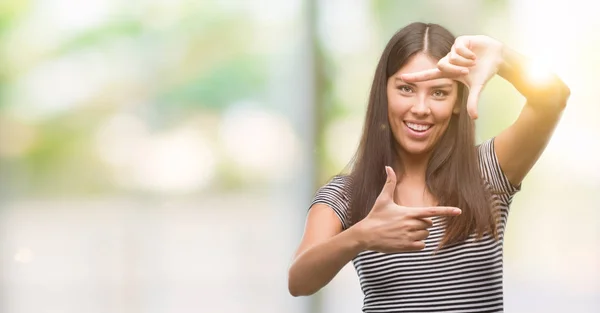 Junge Schöne Hispanische Frau Lächelnd Rahmen Mit Händen Und Fingern — Stockfoto