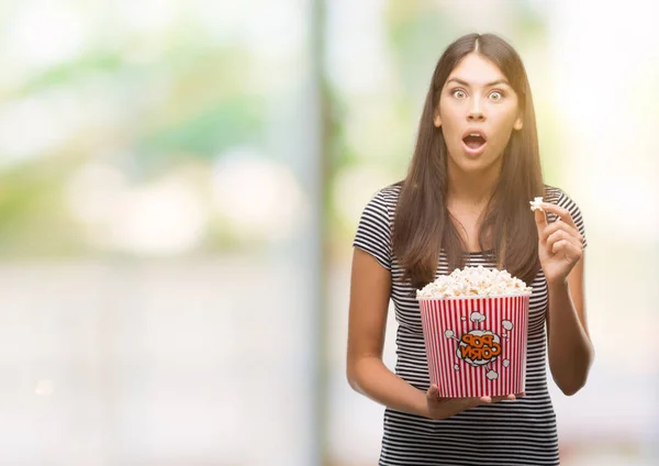 Giovane Bella Ispanico Mangiare Popcorn Spaventato Stato Shock Con Una — Foto Stock