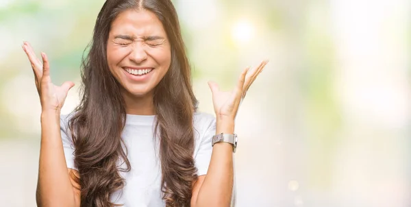 狂牛病と腕との成功のために狂気を祝う孤立の背景に若い美しいアラブ女性は発生し 叫んで興奮して目を閉じた 勝者の概念 — ストック写真