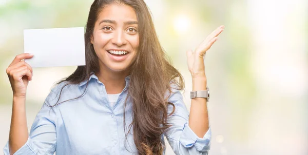 Mujer Árabe Joven Sosteniendo Tarjeta Blanco Sobre Fondo Aislado Muy —  Fotos de Stock