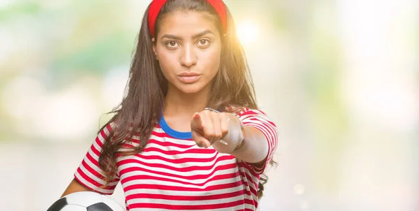 Jonge Mooie Arabische Vrouw Houdt Van Voetbal Voetbal Geïsoleerd Achtergrond — Stockfoto