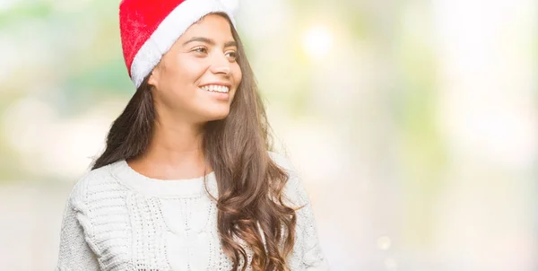 Jonge Arabische Vrouw Kerstmuts Dragen Geïsoleerd Achtergrond Zoek Weg Aan — Stockfoto