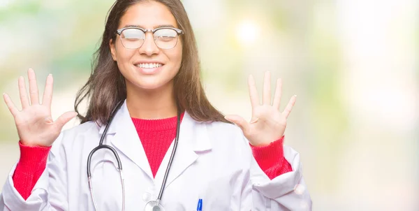 Jovem Árabe Médico Mulher Sobre Fundo Isolado Mostrando Apontando Para — Fotografia de Stock