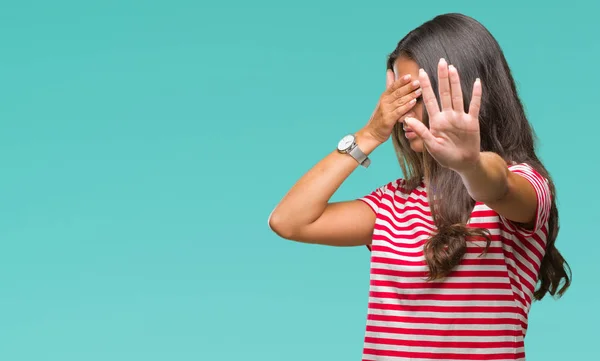 Jovem Bela Mulher Árabe Sobre Fundo Isolado Cobrindo Olhos Com — Fotografia de Stock