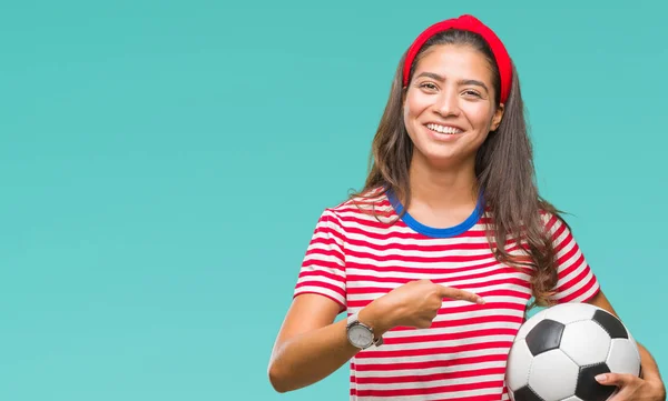 Joven Mujer Árabe Hermosa Sosteniendo Pelota Fútbol Sobre Fondo Aislado —  Fotos de Stock