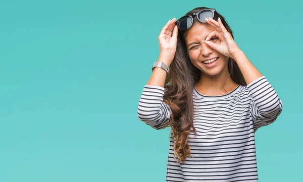 Junge Schöne Arabische Frau Mit Sonnenbrille Über Isoliertem Hintergrund Tut — Stockfoto