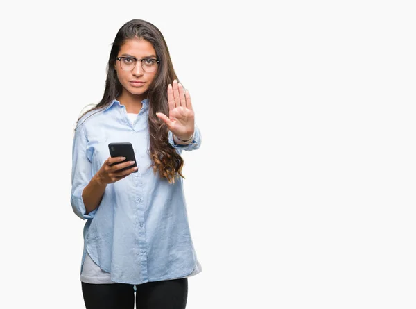 Jeune Belle Arabe Femme Textos Aide Smartphone Sur Fond Isolé — Photo