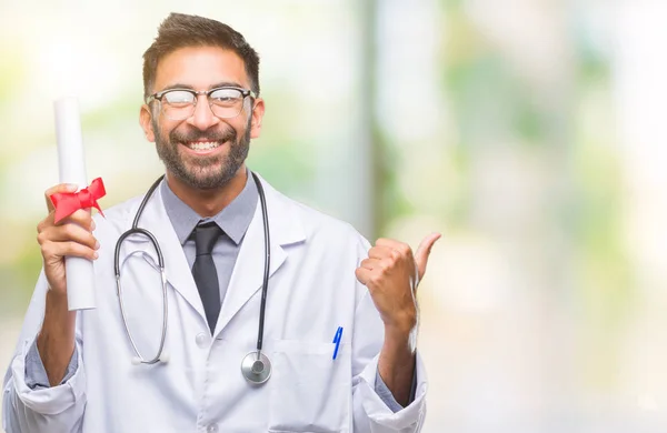 Hombre Médico Hispano Adulto Sosteniendo Grado Sobre Fondo Aislado Señalando — Foto de Stock