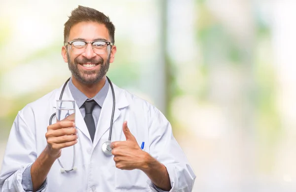 Adult Spansktalande Läkare Man Dricka Glas Vatten Över Isolerade Bakgrunden — Stockfoto