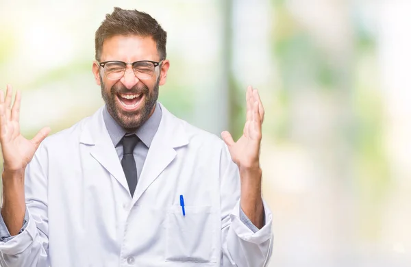 Científico Hispano Adulto Hombre Doctor Vistiendo Una Bata Blanca Sobre — Foto de Stock