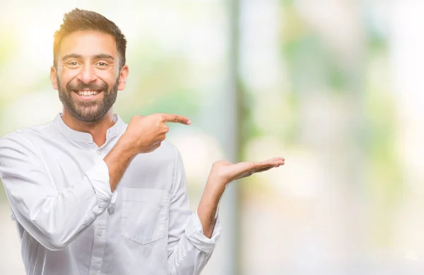 Hombre Hispano Adulto Sobre Fondo Aislado Asombrado Sonriendo Cámara Mientras —  Fotos de Stock