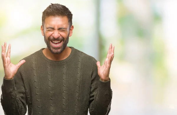 Pria Dewasa Hispanik Mengenakan Sweater Musim Dingin Atas Latar Belakang — Stok Foto