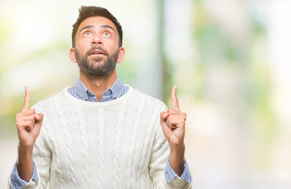 Adulto Ispanico Uomo Indossa Maglione Invernale Sfondo Isolato Stupito Sorpreso — Foto Stock