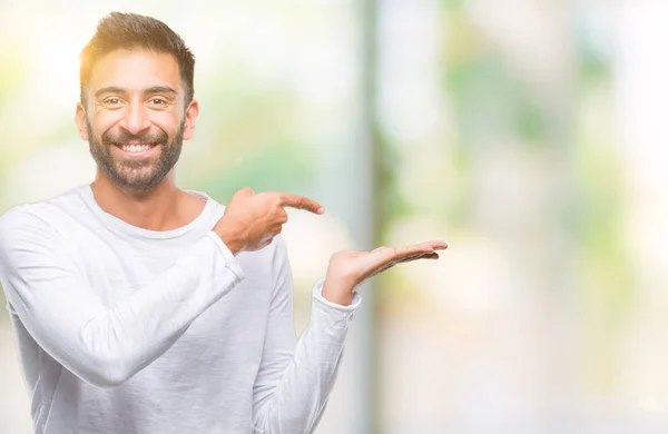 Hombre Hispano Adulto Sobre Fondo Aislado Asombrado Sonriendo Cámara Mientras — Foto de Stock