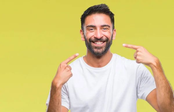 成年西班牙裔男子在孤立的背景下微笑着自信地显示和指着手指的牙齿和嘴巴 健康理念 — 图库照片