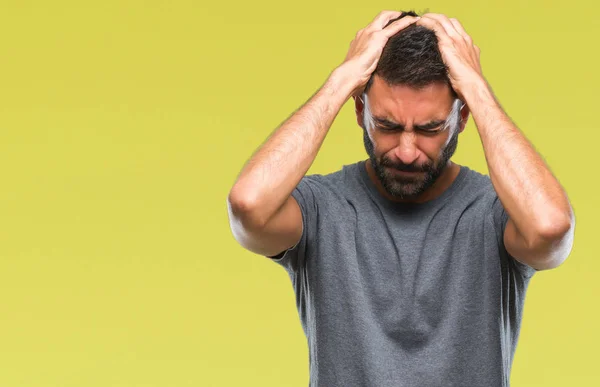 成年西班牙裔男子在孤立的背景下患有头痛绝望和压力 因为疼痛和偏头痛 手在头上 — 图库照片