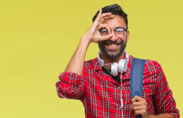 Homem Estudante Hispânico Adulto Usando Fones Ouvido Mochila Sobre Fundo — Fotografia de Stock
