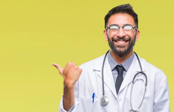 Adulto Hispânico Médico Homem Sobre Fundo Isolado Sorrindo Com Rosto — Fotografia de Stock