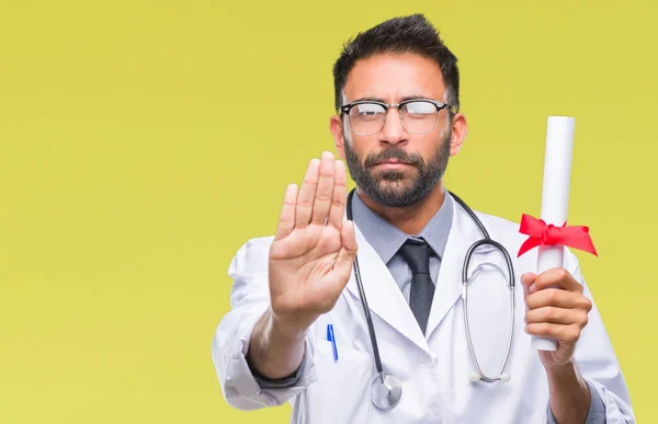 Adulto Ispanico Medico Uomo Possesso Laurea Sfondo Isolato Con Mano — Foto Stock