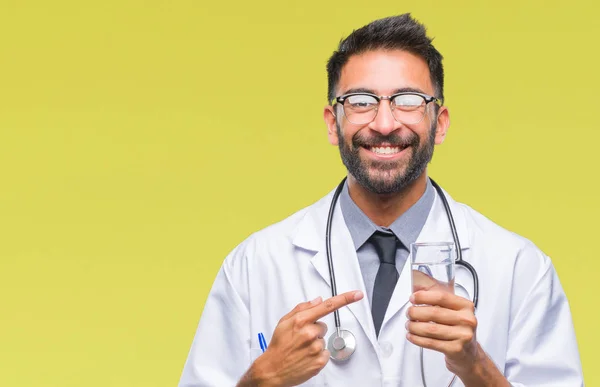 Médico Hispano Adulto Bebiendo Vaso Agua Sobre Fondo Aislado Muy — Foto de Stock