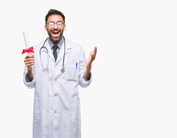 Hombre Médico Hispano Adulto Sosteniendo Grado Sobre Fondo Aislado Muy — Foto de Stock