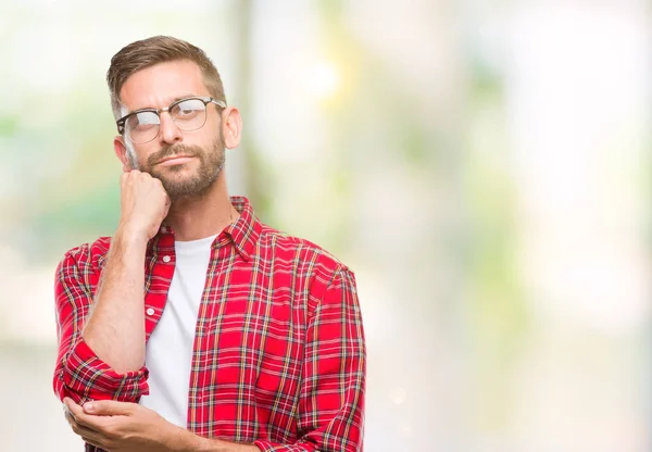 Yakışıklı delikanlı çene düşünme hakkında soru, dalgın ifade üzerine el ile izole arka plan üzerinde. Düşünceli yüzüyle gülümsüyor. Şüphe kavramı.