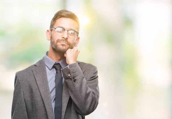 Joven Hombre Negocios Guapo Sobre Fondo Aislado Con Mano Barbilla — Foto de Stock