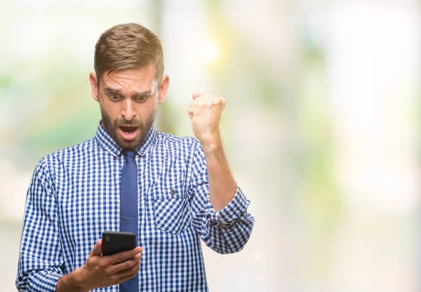 年轻的 Hadsome 人短信发送消息使用智能手机在孤立的背景恼怒和沮丧的呼喊与愤怒 疯狂和叫喊与举手 愤怒的概念 — 图库照片