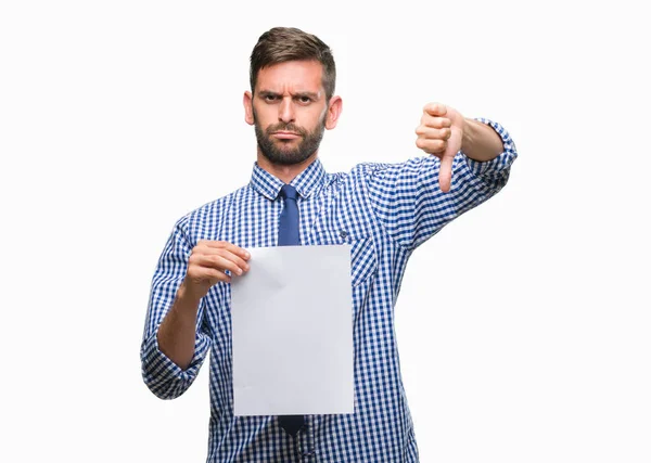 Jovem Homem Bonito Segurando Papel Branco Sobre Fundo Isolado Com — Fotografia de Stock