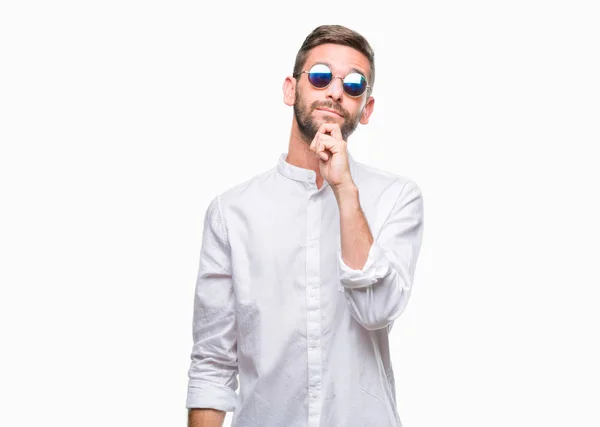 Jovem Homem Bonito Vestindo Óculos Sobre Fundo Isolado Com Mão — Fotografia de Stock