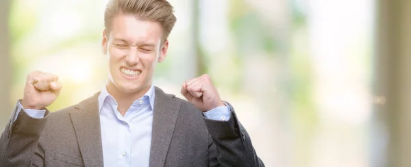 Homem Negócios Loiro Bonito Jovem Animado Para Sucesso Com Braços — Fotografia de Stock