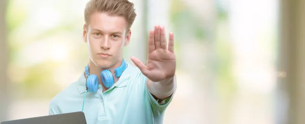 Joven Hombre Rubio Guapo Usando Ordenador Portátil Con Mano Abierta —  Fotos de Stock