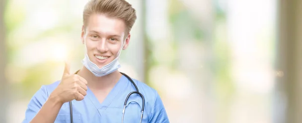 Jovem Médico Louro Bonito Feliz Com Grande Sorriso Fazendo Sinal — Fotografia de Stock