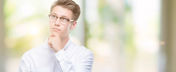 Joven Hombre Rubio Guapo Con Mano Barbilla Pensando Pregunta Expresión —  Fotos de Stock