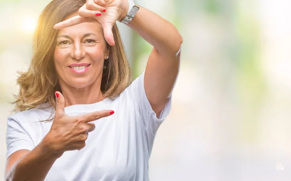 Middelbare Leeftijd Senior Latino Vrouw Geïsoleerde Achtergrond Glimlachend Maken Frame — Stockfoto