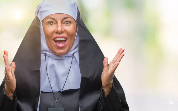 孤立した背景を祝う上中年シニア キリスト教カトリック修道女女驚いて腕を上げると成功のため驚くし 目を開きます 勝者の概念 — ストック写真