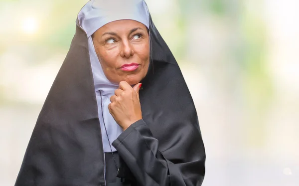 Medelåldern Senior Kristen Katolsk Nunna Kvinna Över Isolerade Bakgrund Ser — Stockfoto