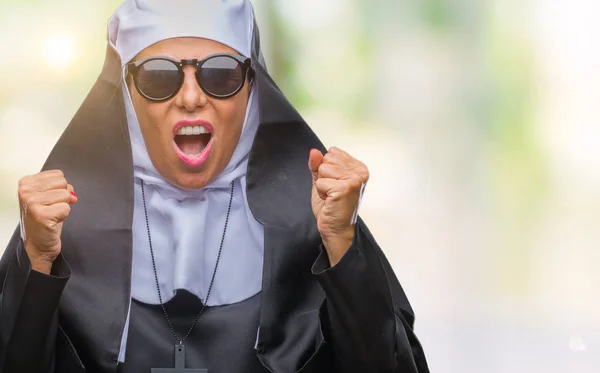 孤立した背景を祝う狂牛病 狂気の腕の成功のためにサングラスをかけている中年シニアのカトリック修道女女発生し 叫んで興奮して目を閉じた 勝者の概念 — ストック写真
