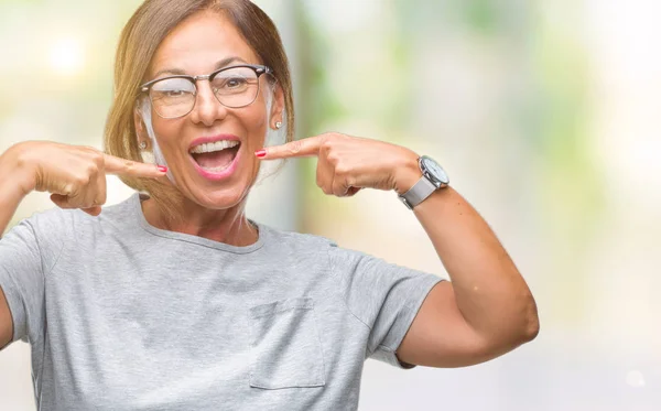 Middelbare Leeftijd Senior Spaanse Vrouw Bril Geïsoleerde Achtergrond Glimlachend Vertrouwen — Stockfoto