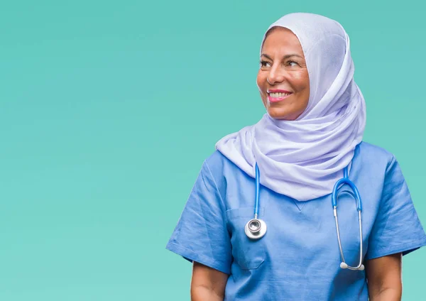 Старшая Арабская Медсестра Средних Лет Носит Хиджаб Изолированном Фоне Отворачиваясь — стоковое фото